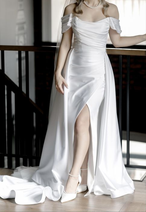 Свадебное платье и шлейф