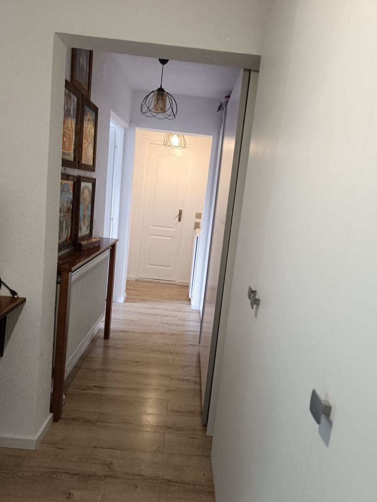 Vand apartament  cu 3 camere