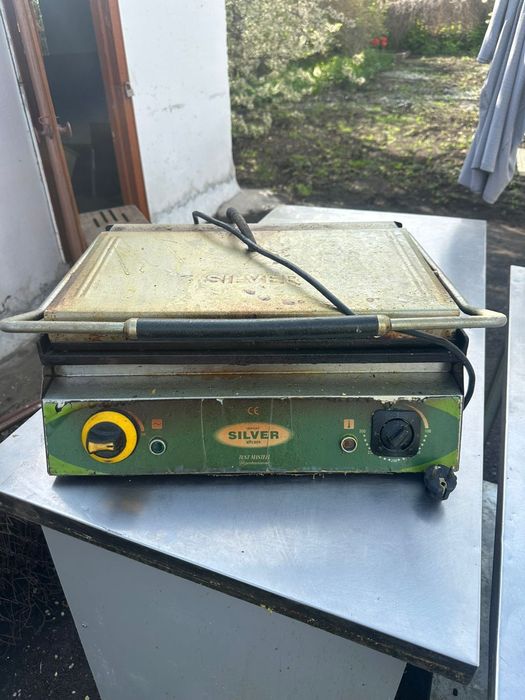 Продам грильницу, компьютерный стол,к столы для кухни в кафе
