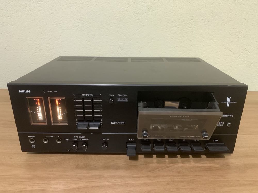 Продавам дек с “чистачки” Philips N2541