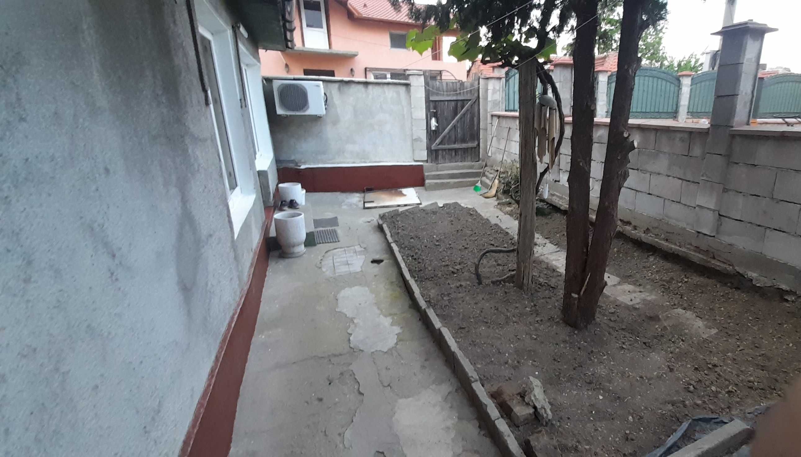 Продавам къща с двор