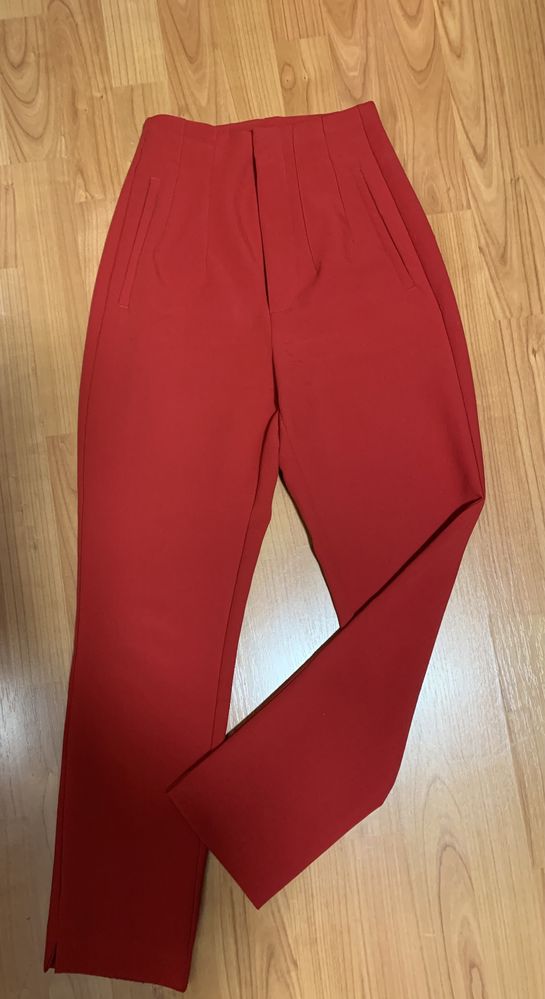 Pantaloni rosii cu pense