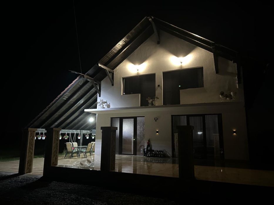 Decoratiuni case interioare si exterioare  curti ,terase