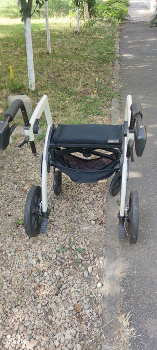 Vând cadru pliabil ,rolator