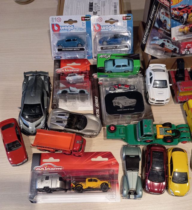 Multe mașinuțe metal