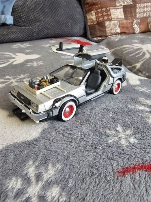 Macheta metalica dmc delorean back to the future marime 1:24 noua