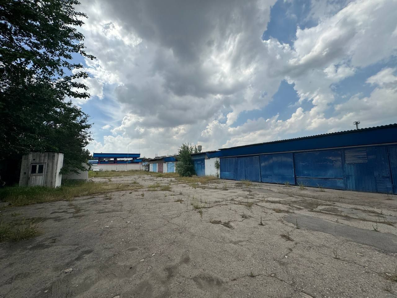 Продаётся большая участок земли на первом линии Мирзо Улугбек р-н.