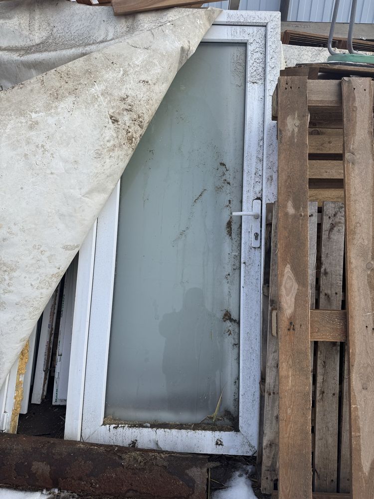 Продается пластиковый дверь бу