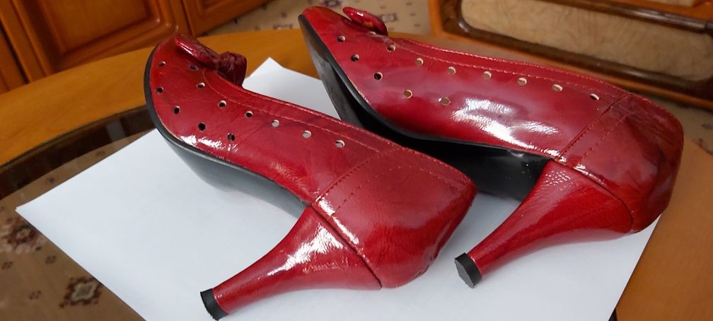 Pantofi roșii din piele Elegance Collection