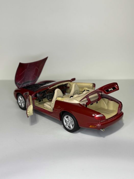 Jaguar XK 1:18 Bburago Vișiniu Macheta Auto