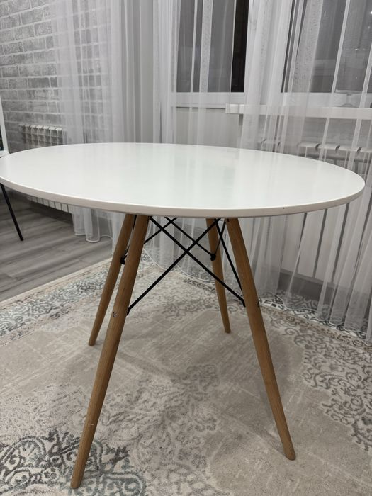 Стол и два стула