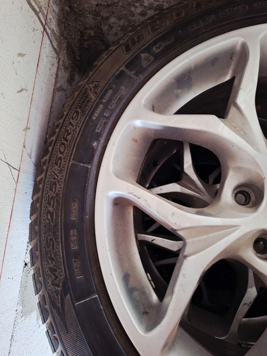 Vând 4 cauciucuri Goodyear m+s runflat 255/50 r19