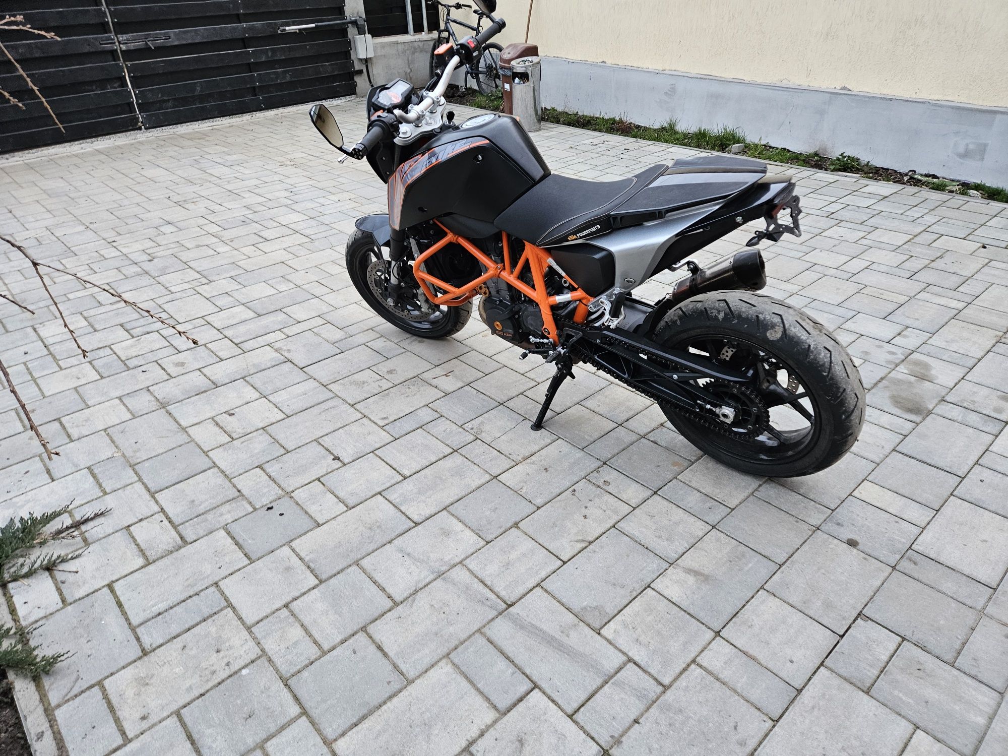 Ktm    690.  Duke