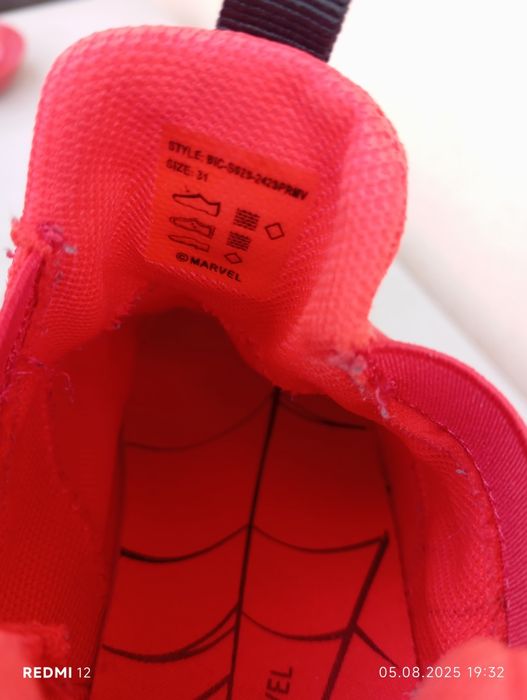 Vând adidași noi !