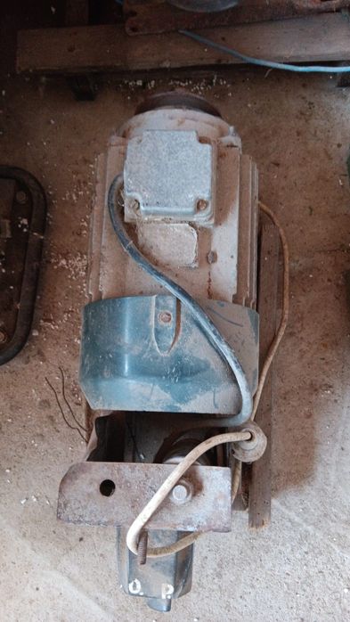 Vând motoare electrice