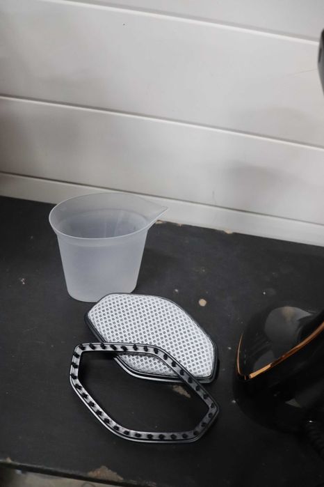 Grundig Fashion Brush ST7950  Вертикална ютия за дрехи с пара