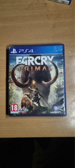 Vand ps 4 pro tot cu jocuri plus 2 manete