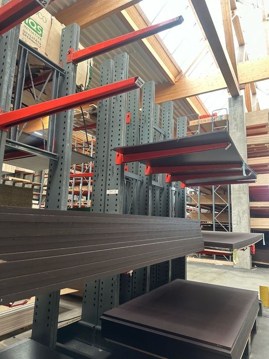 Rafturi metalice cantilevar