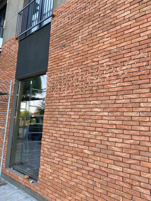 Caramida feliata, margini rustice