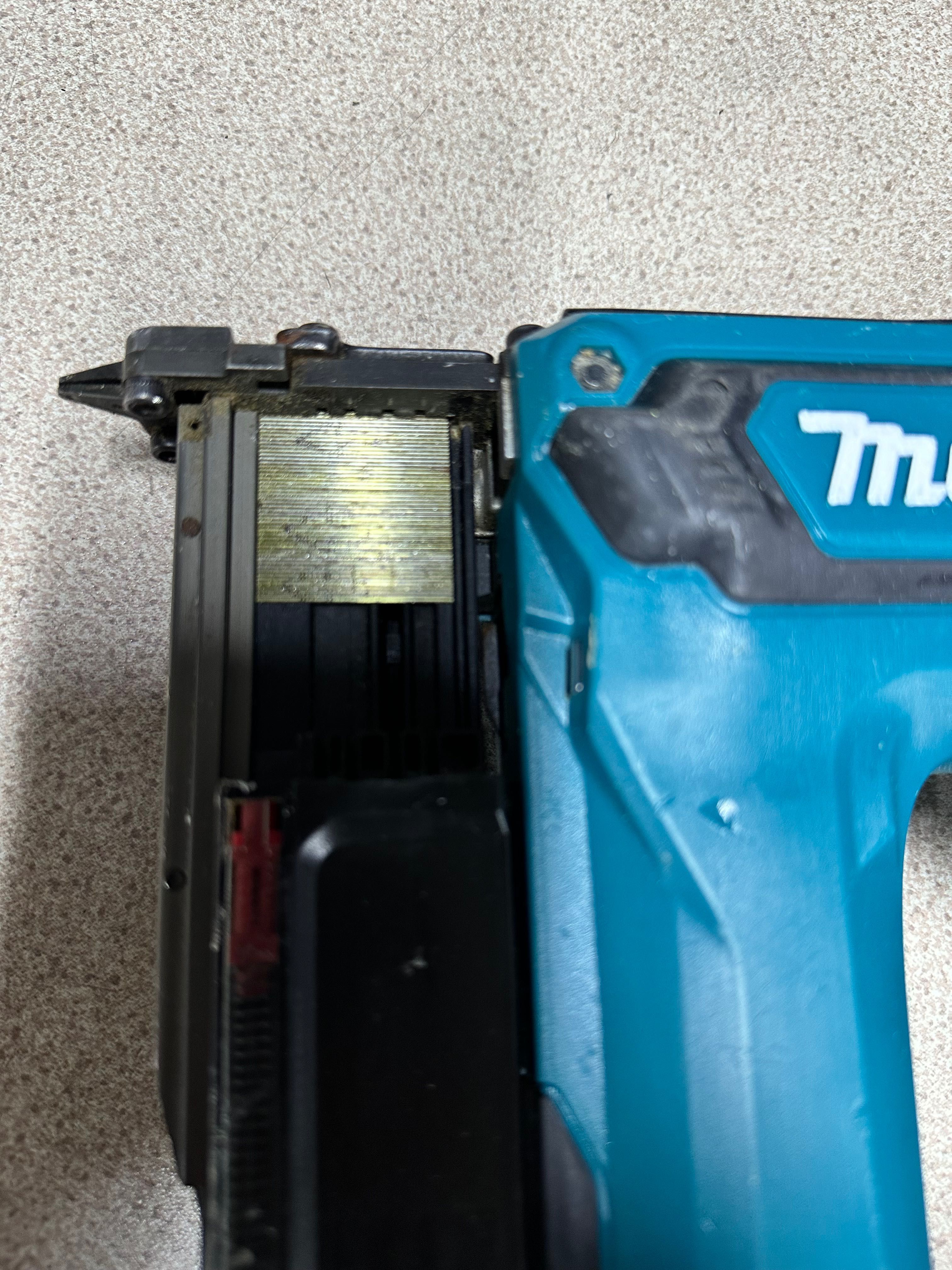 Акумулаторен такер за игли Makita DPT353  LXT 18V 15-35мм