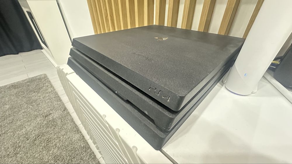 Ps4 pro 2 controllere foarte putin folosit