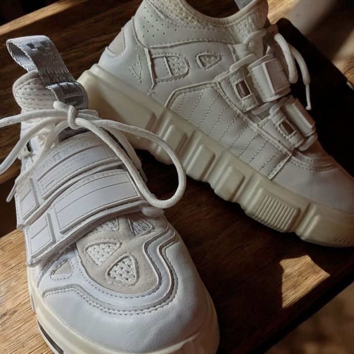 Бели дамски маратонки