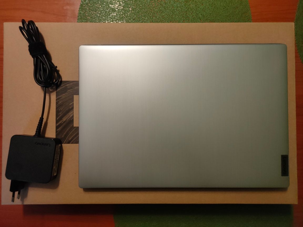 Laptop IdeaPad 3 FHD Ryzen 7 8Gb Ram 256 Gb SSD + Cadou