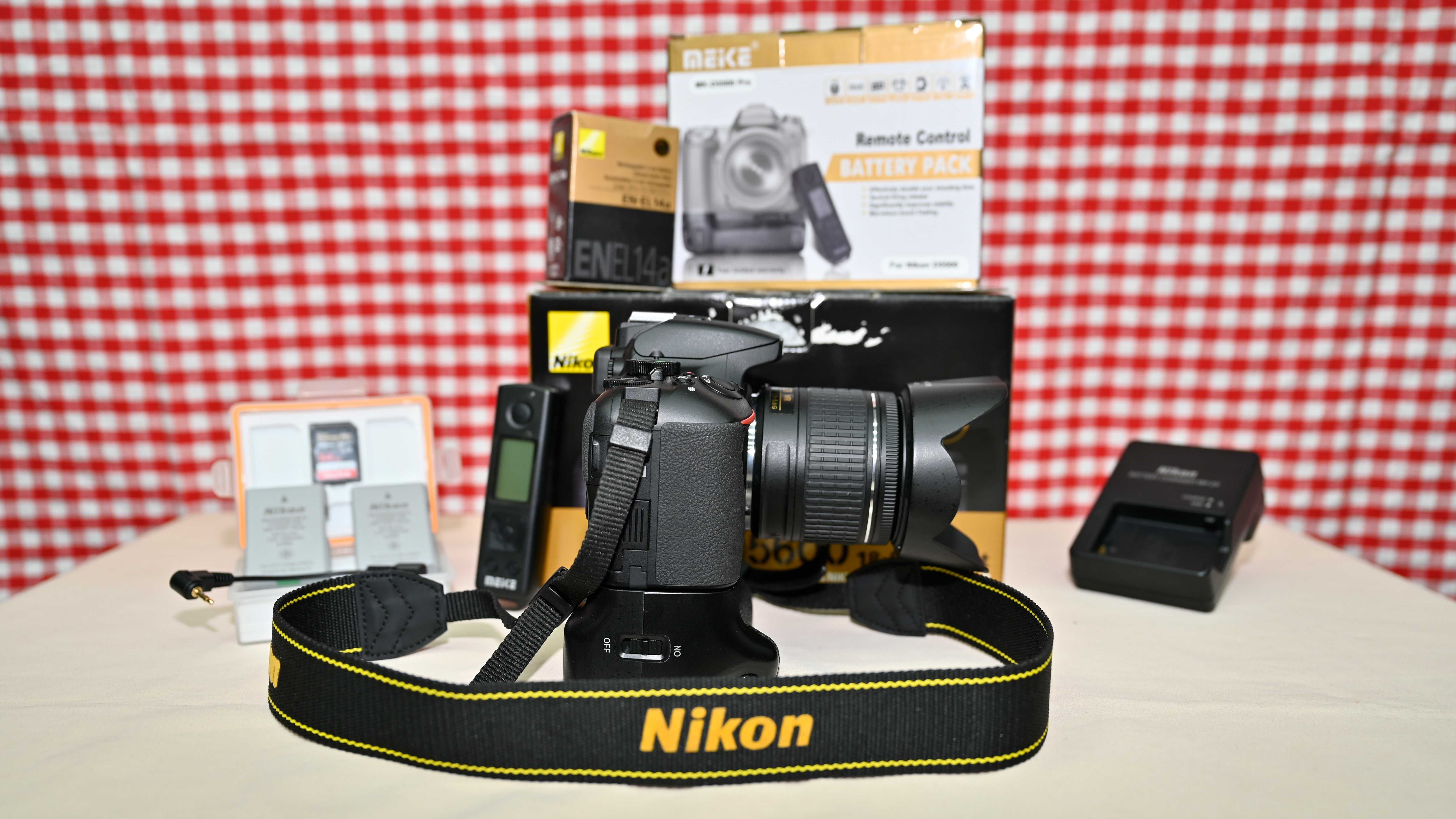 Nikon D5600 DSLR + Obiectiv AF-P 18-55mm VR + Grip + 2 Baterie + Cadou