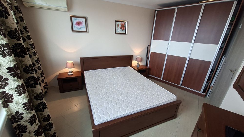 Спалня- комплек нощни шкафове, гардероб с 3  врати, скрин-Тв,огледало!