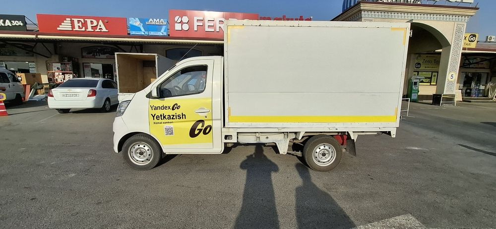 Brend yopishtirish va magnit