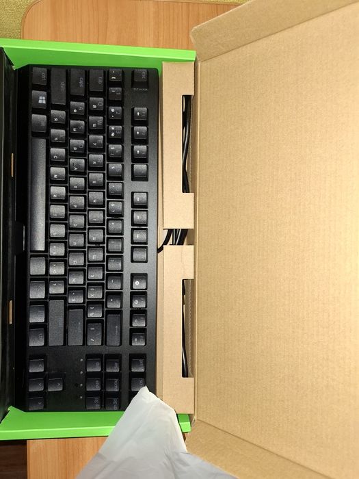 Продам механическую клавиатуру Razer