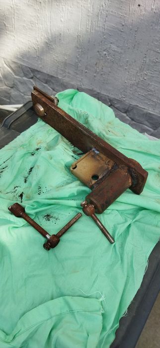 Замок для гаража винтовой ..новый . левый