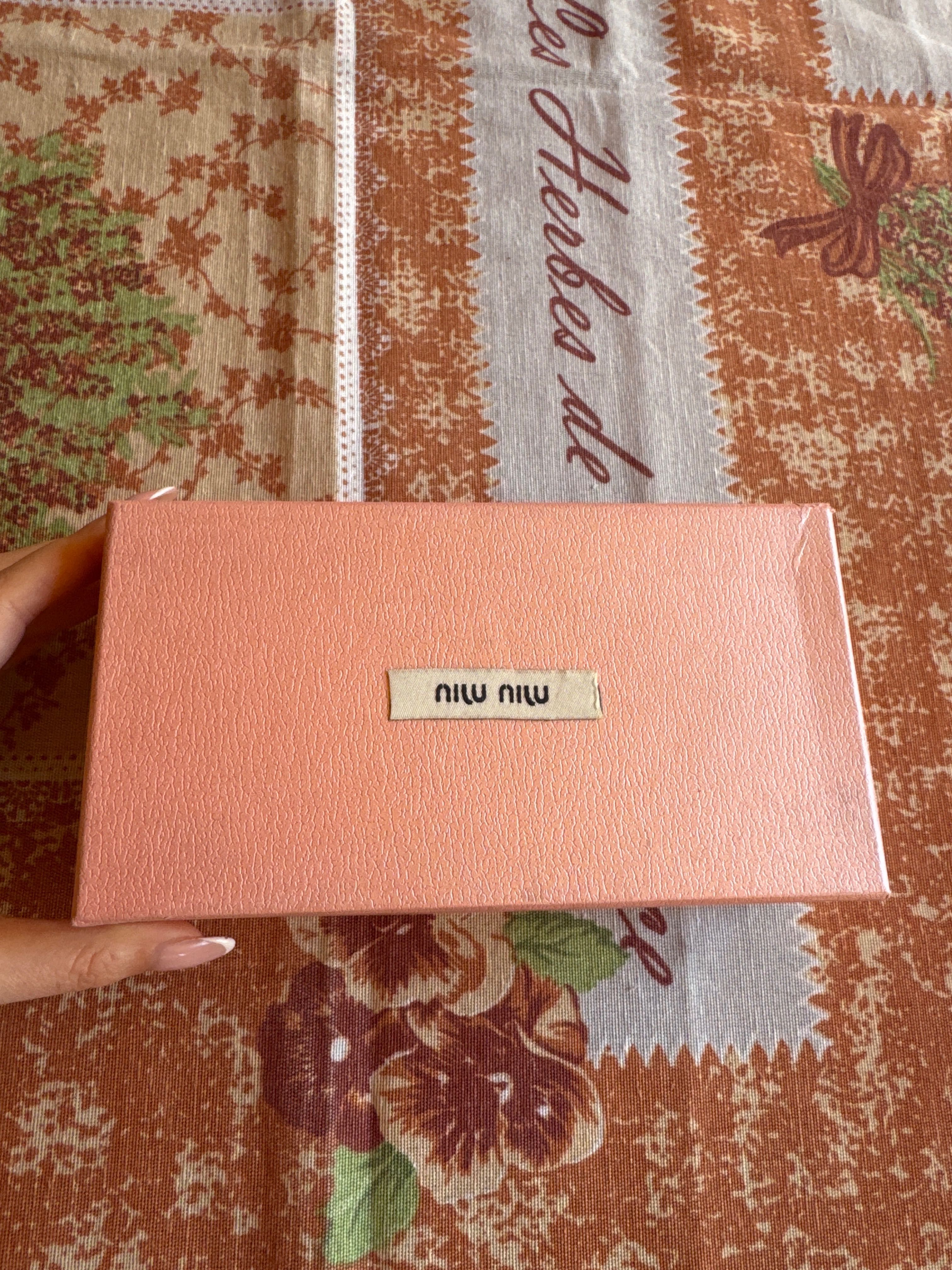 Кутия за слънчеви очила Miu Miu