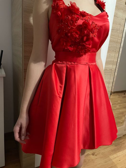 Vând două rochite.