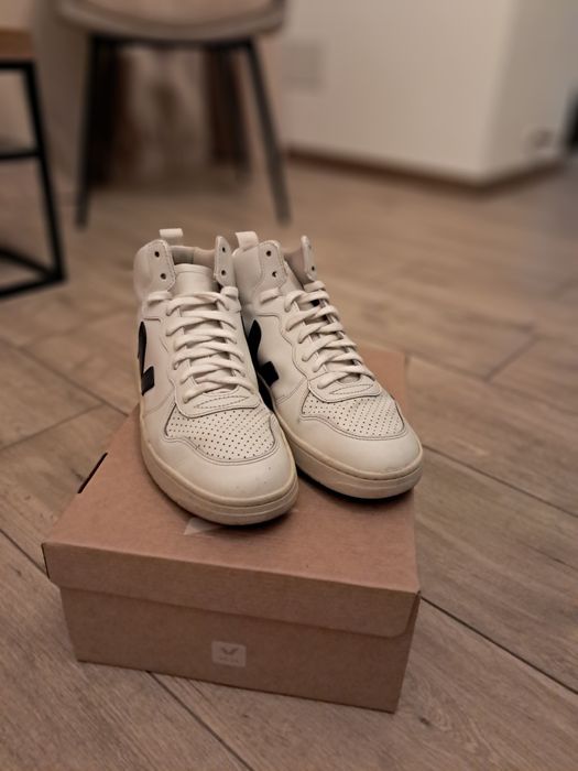Vând adidași VEJA albi