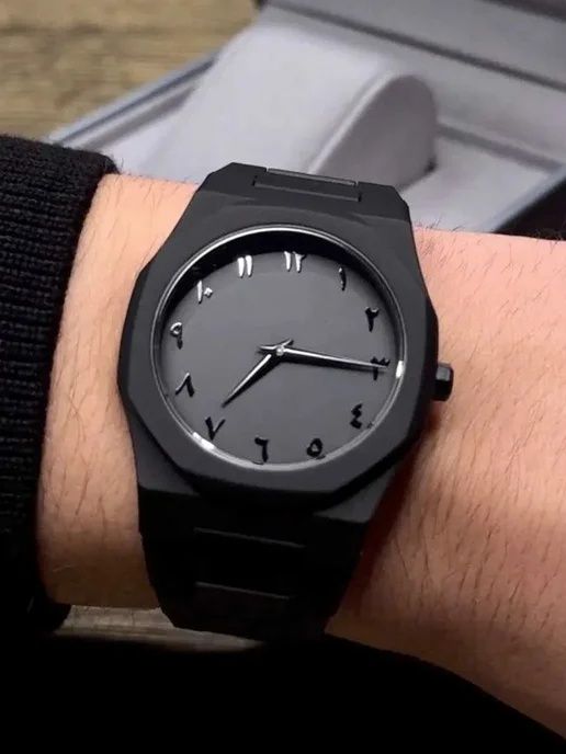 Черные часы с арабскими цифрами