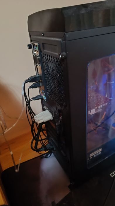 Геймърски настолен компютър с Монитор benq