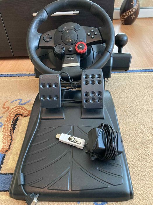 PlayStation 4 Slim с два джойстика и волан Logitech Driving Force GT