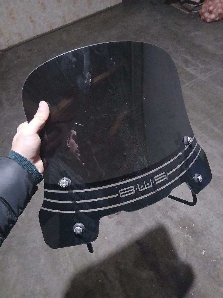 Tank skuterni shamolni qaytaradigan oyna sotiladi