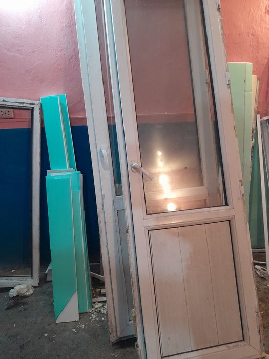 Продам пластиковые двери в нормальном состоянии