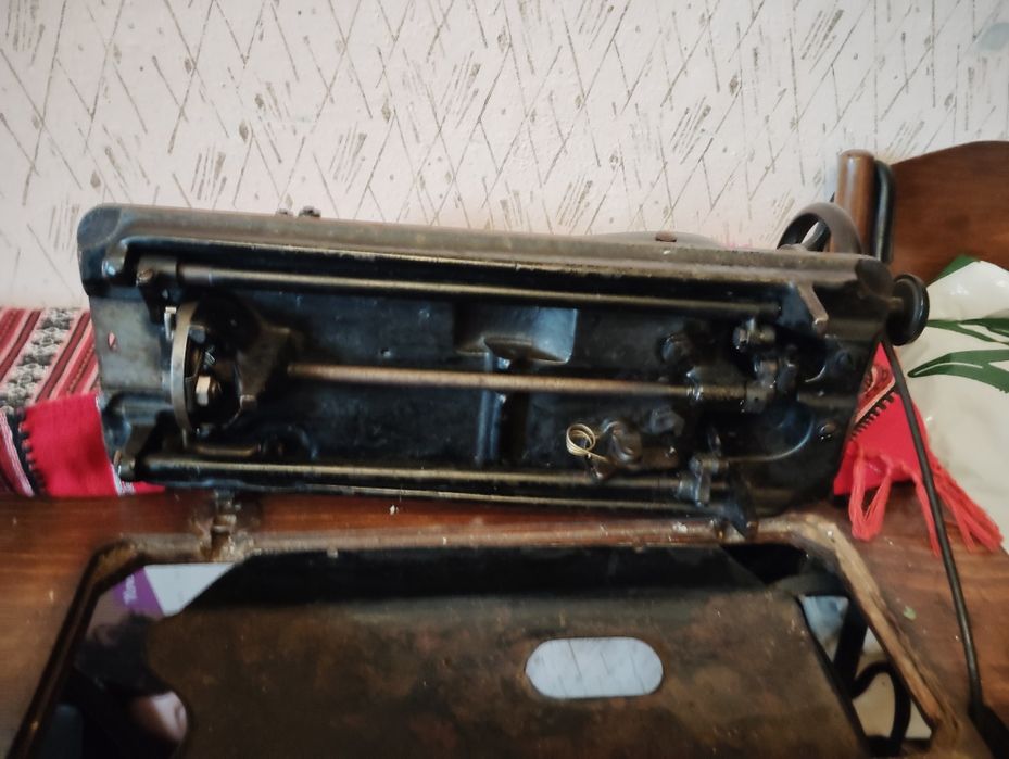 Vând mașina de cusut Singer.