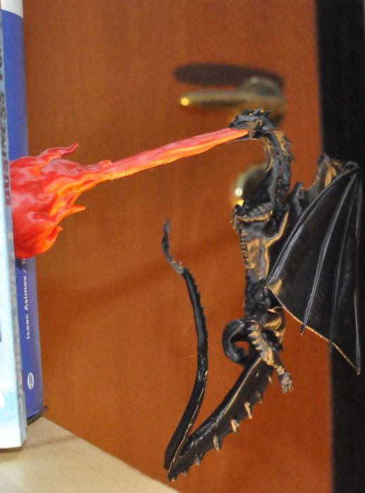 Decoratiune carti- dragon care scuipa flacari