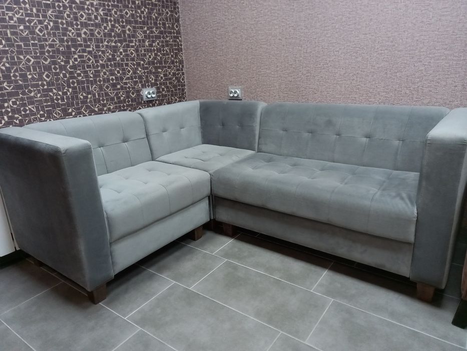 Диван зона ожидания.