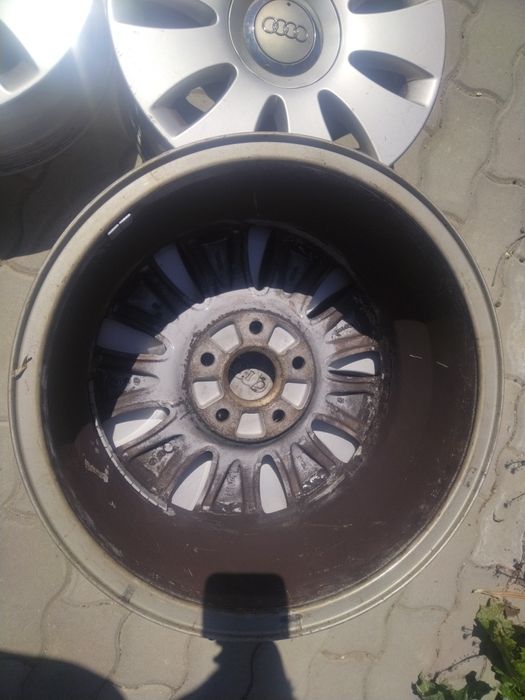 Оригинални джанти 16 цола 7J междуболтово 5×112mm
Подходящи за АUDI A3