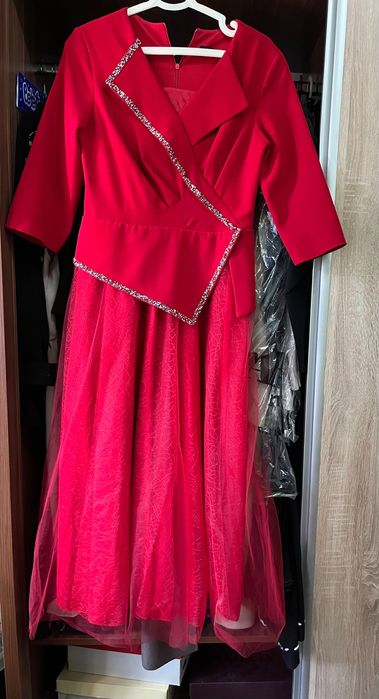 Вечернее красное платье