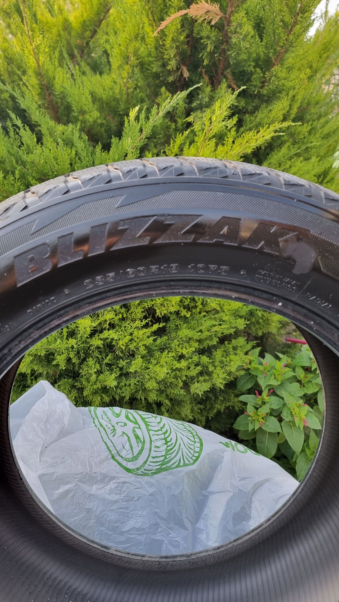 Продам зимнюю резину б/у Bridgestone blizzak 235/60/18