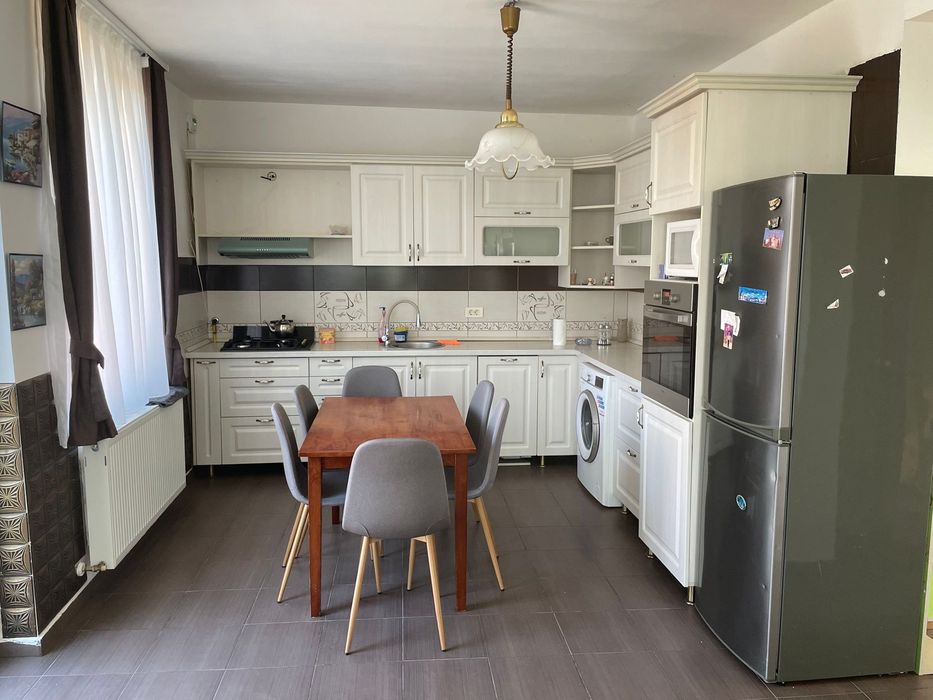 Dau in chirie casa cu 4 camere, suprafata 225 m2, Oradea, zona Caisilo