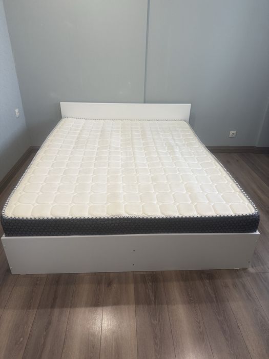 Продам кровать с артопедичесуим матрацом,в отличном состоянии.