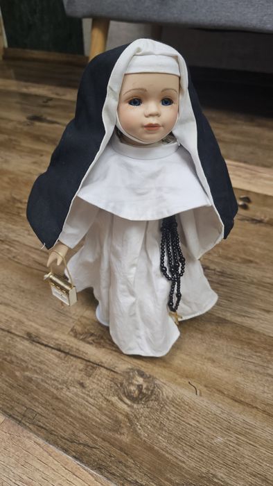 Păpușă calugarita de portelan