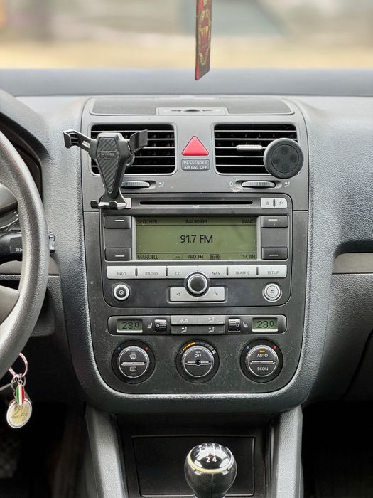 Vând Golf 5 1.6 MPI Benzina Aspirat PROPRIETAR